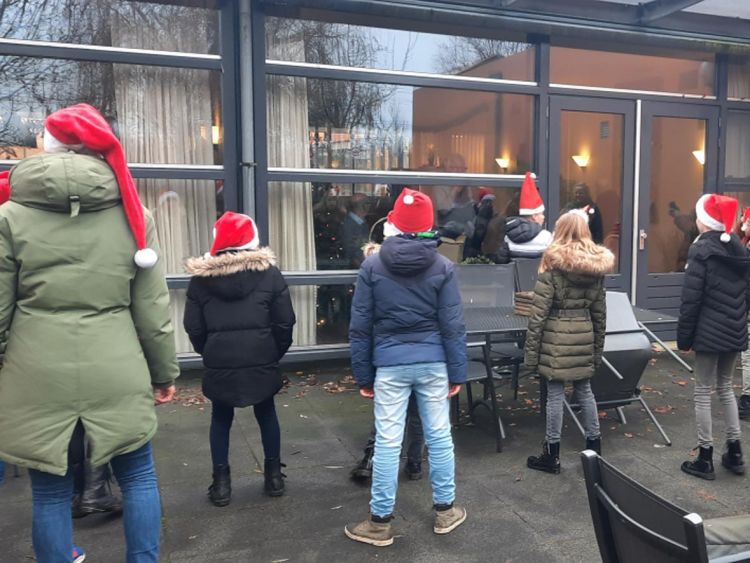 Basisschoolkinderen zingen voor bewoners ZW