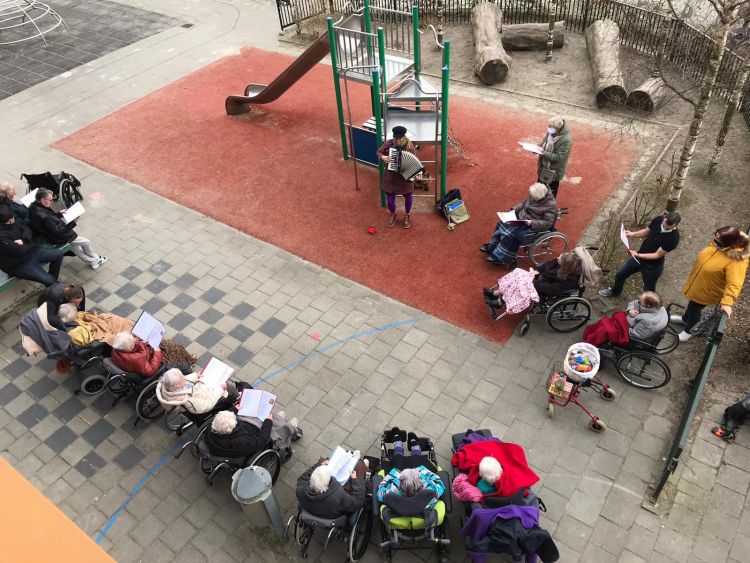 Gezellig in de buitenlucht gezongen met de accordeonist