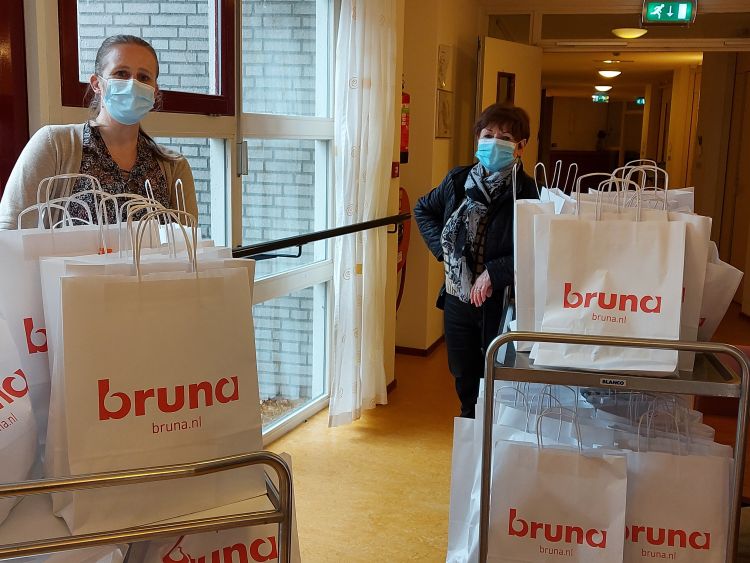 Stichting vrienden van de burgemeester Peeckstichting zet zorgmedewerkers in het zonnetje