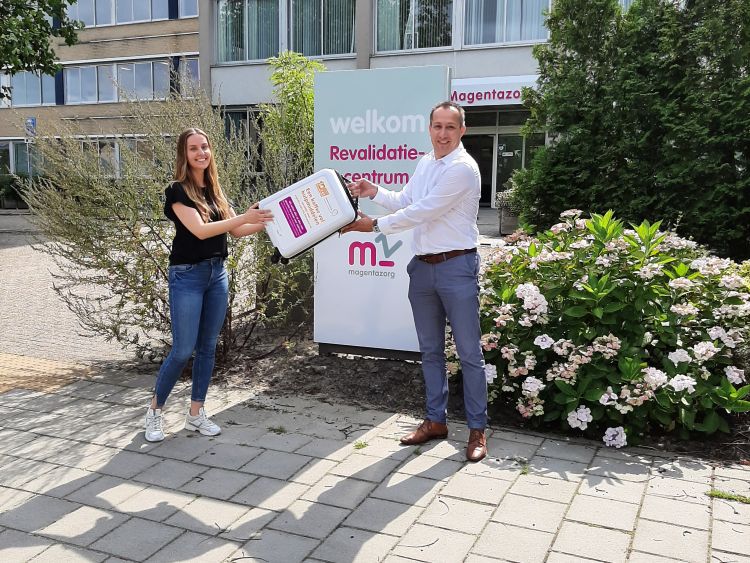 Koffer met hulpmiddelen van Hersenstichting en Edwin van der Sar Foundation