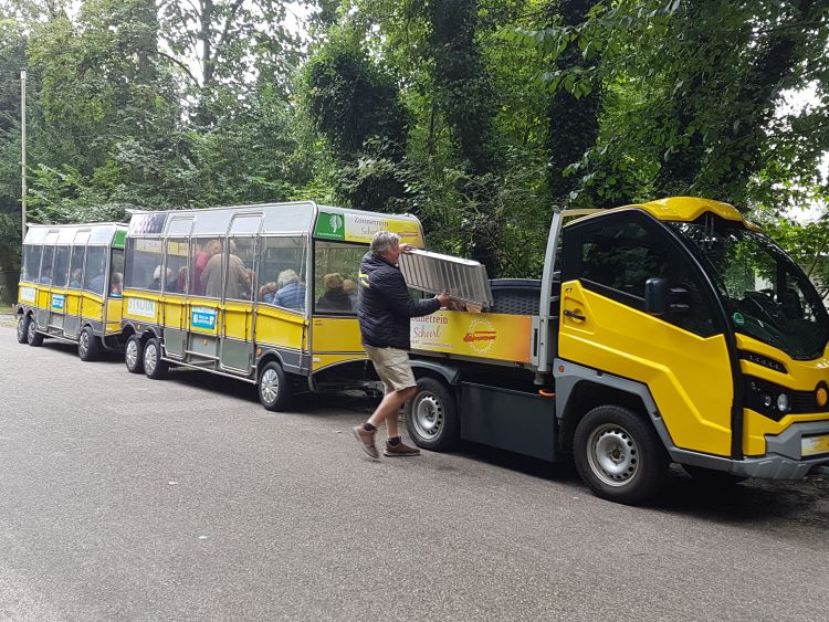 Zonnetrein rijdt bewoners van Hoog Duinen door Schoorlse duinen en bossen