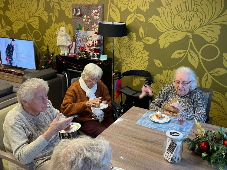 Stichting present brengt oliebollen naar de daalder