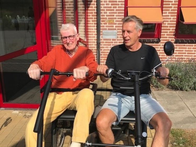 Bestuurder helpt mee in de zorg