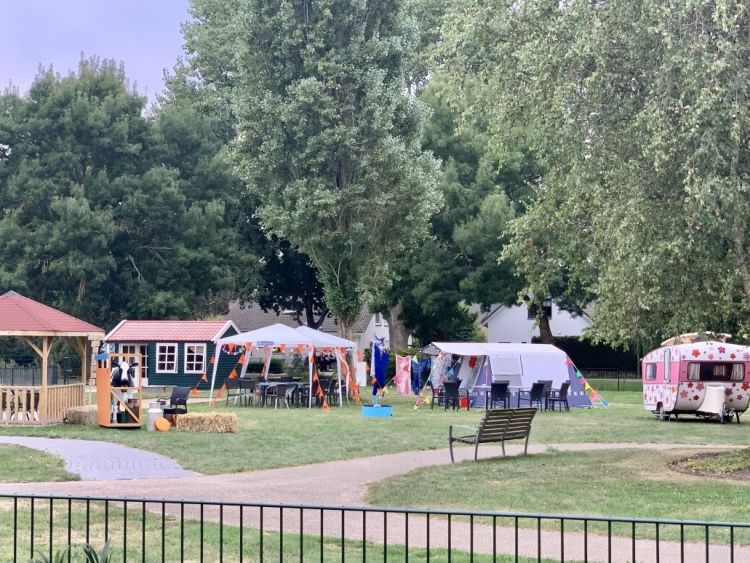 Bewoners genieten op boerderijcamping Oudtburgh