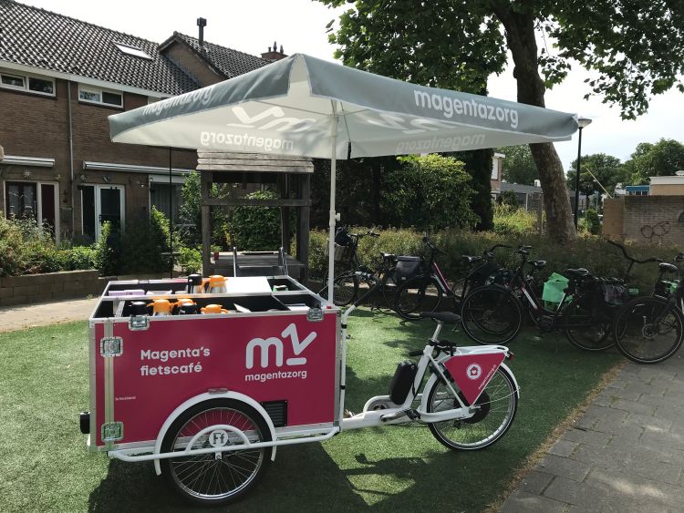Magenta’s fietscafé in actie tijdens de Week tegen Eenzaamheid
